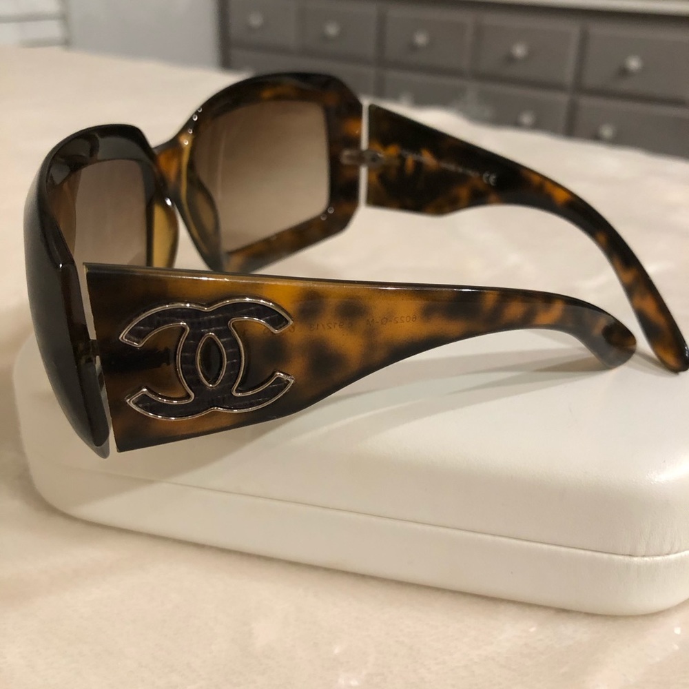 CHANEL Tortoise brown, CC polarized sunglasses.